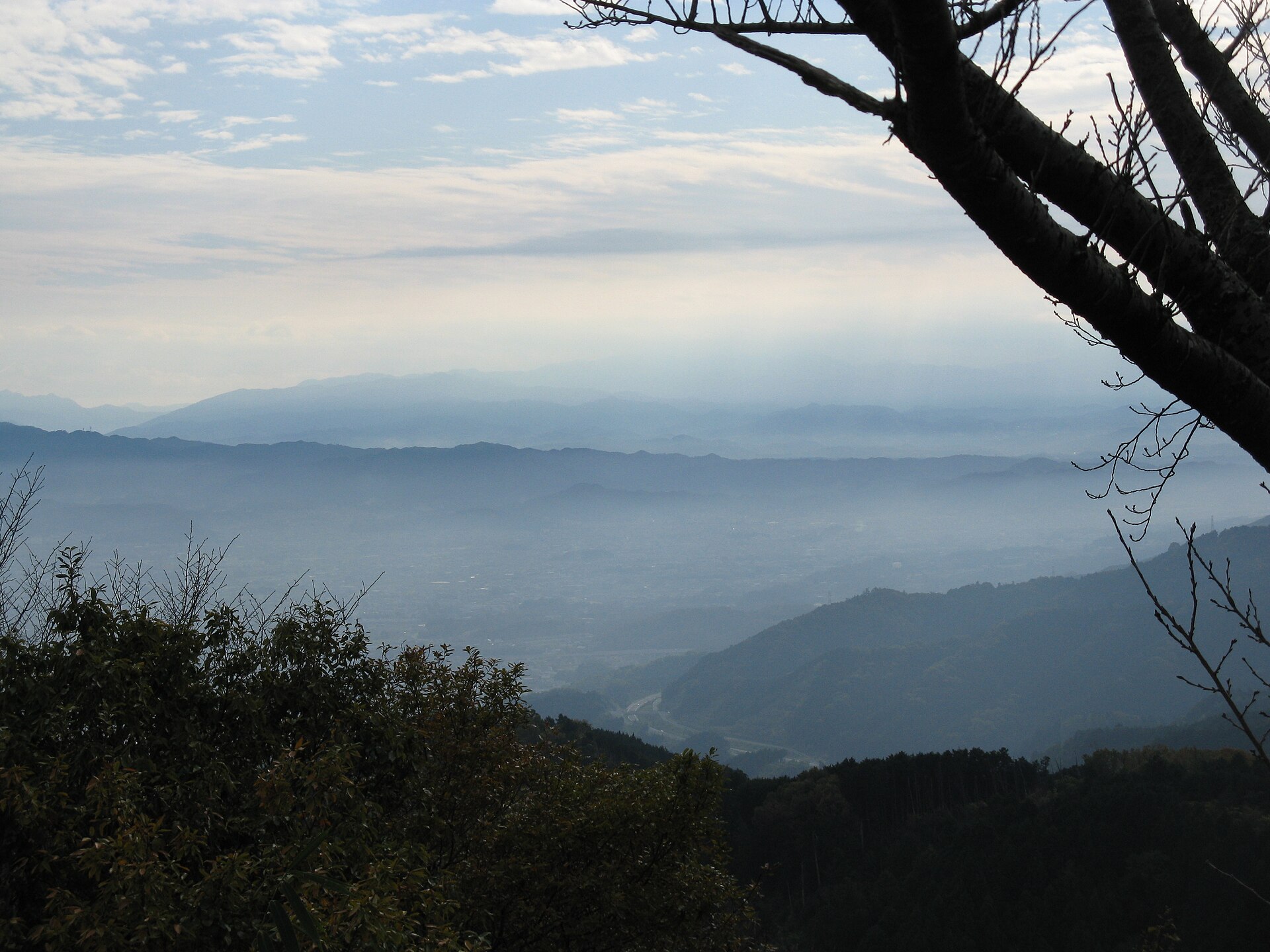 二上山の雌岳から見た霞む山なみ