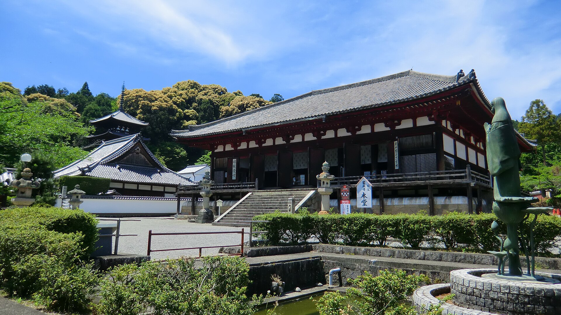 二上山を背にした當麻寺の本堂